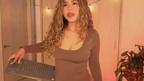 Snapshot of melina_ferrer1 chatting on 07-13-26, 01:58 EI online show from 07-13-26, 01:58