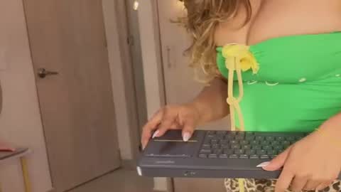 Snapshot of melina_ferrer1 chatting on 07-18-26, 01:04 EI online show from 07-18-26, 01:04