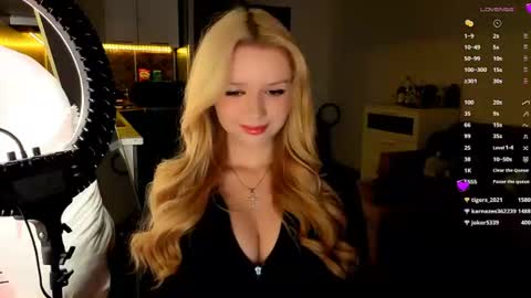 Snapshot of meliss_ss chatting on 07-09-26, 05:28 Mel or Lissa 3 Welcome here online show from 07-09-26, 05:28