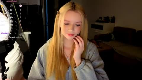 Snapshot of meliss_ss chatting on 07-12-26, 05:26 Mel or Lissa 3 Welcome here online show from 07-12-26, 05:26