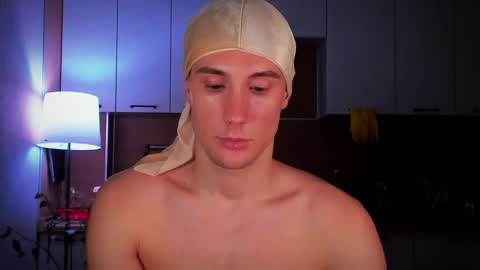 Snapshot of mell0wme chatting on 02-11-25, 02:03 Mello online show from 02-11-25, 02:03