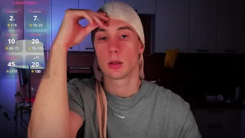 Snapshot of mell0wme chatting on 02-13-25, 03:18 Mello online show from 02-13-25, 03:18