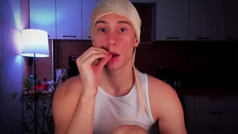 Snapshot of mell0wme chatting on 02-21-25, 01:33 Mello online show from 02-21-25, 01:33