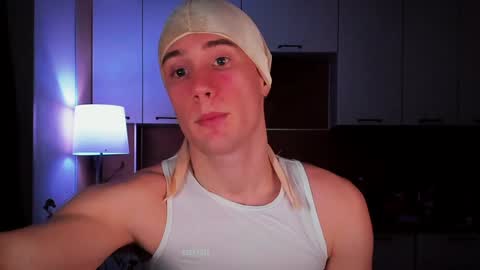 Snapshot of mell0wme chatting on 02-26-25, 01:32 Mello online show from 02-26-25, 01:32