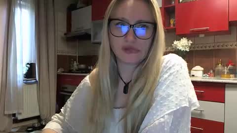 Melly online show from 04-17-26, 05:54