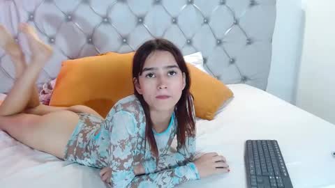 Snapshot of melodymansson chatting on 02-13-25, 05:01 Luisa Castro online show from 02-13-25, 05:01