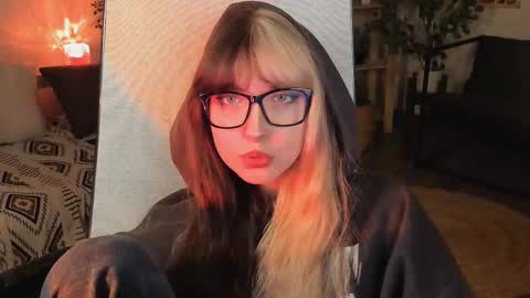 Mia online show from 10-19-25, 03:23