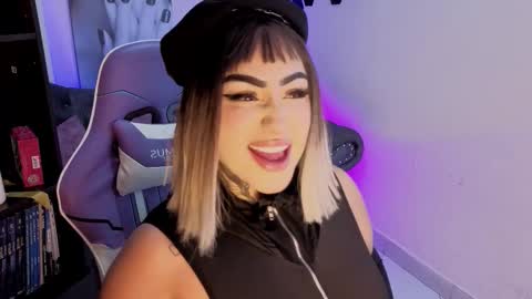 Snapshot of meow_boo chatting on 02-11-26, 01:21 Aruz online show from 02-11-26, 01:21