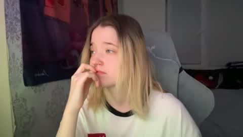 Snapshot of meowki4 chatting on 12-30-24, 02:51 meowme online show from 12-30-24, 02:51