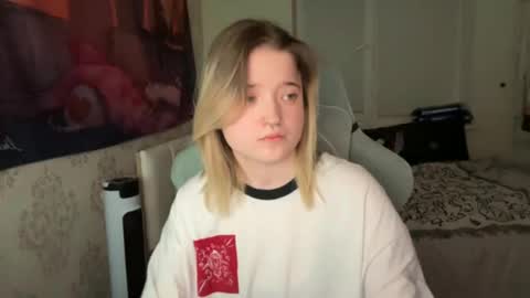 Snapshot of meowki4 chatting on 01-01-25, 01:47 meowme online show from 01-01-25, 01:47