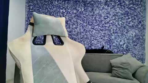 Mia online show from 04-23-26, 04:46