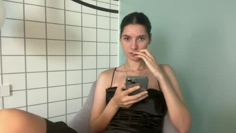 Snapshot of meralynn chatting on 06-22-26, 06:32 LEVA online show from 06-22-26, 06:32