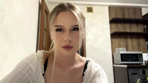 Snapshot of merrileesmoldt chatting on 06-22-26, 01:41 Stefani online show from 06-22-26, 01:41