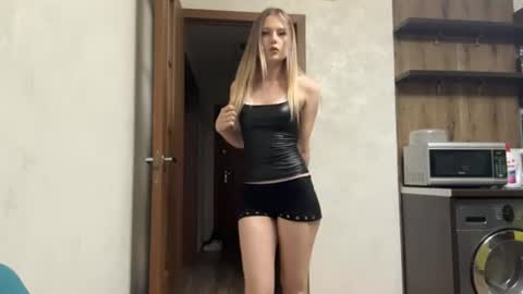 Snapshot of merrileesmoldt chatting on 06-26-26, 02:21 Stefani online show from 06-26-26, 02:21