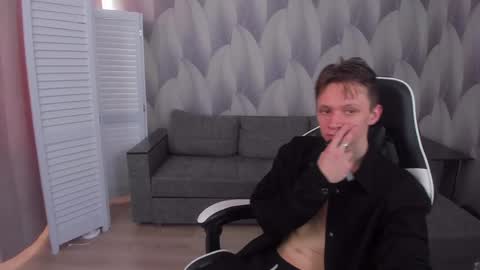 Snapshot of meverik_oushen chatting on 04-21-26, 02:01 MEVERIK OUSHEN online show from 04-21-26, 02:01