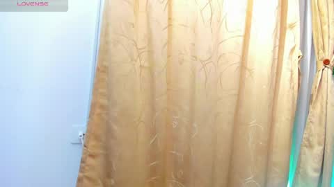 Snapshot of mia18___ chatting on 04-28-26, 06:35 Mia online show from 04-28-26, 06:35