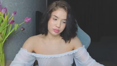 Mia online show from 03-12-25, 09:24