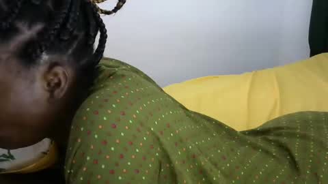 Snapshot of mia_bellah chatting on 02-04-25, 12:44 aishah petite online show from 02-04-25, 12:44