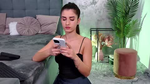 Freya Allen online show from 12-04-24, 08:51