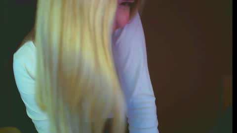 Snapshot of mia_fleur_ chatting on 01-21-25, 08:11 Mia online show from 01-21-25, 08:11