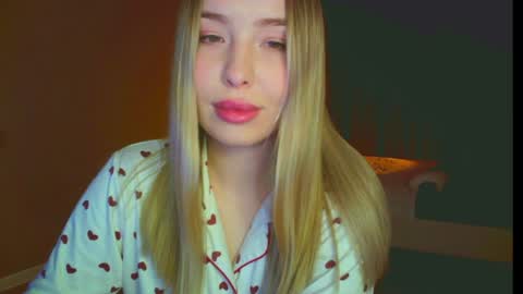Snapshot of mia_fleur_ chatting on 01-27-25, 11:00 Mia online show from 01-27-25, 11:00