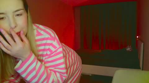 Snapshot of mia_fleur_ chatting on 03-01-25, 03:43 Mia online show from 03-01-25, 03:43