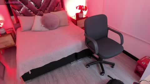 Snapshot of mia_jagger chatting on 06-18-26, 04:02 Val online show from 06-18-26, 04:02