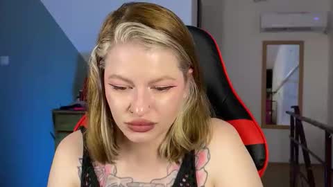 Snapshot of mia_kamp chatting on 09-19-25, 03:24 Mia online show from 09-19-25, 03:24