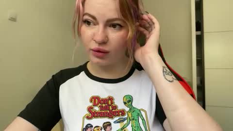 Snapshot of mia_kamp chatting on 05-30-26, 11:51 Mia online show from 05-30-26, 11:51