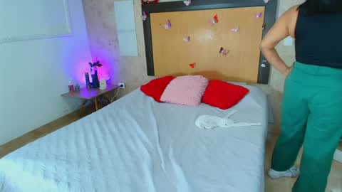 MIALOPEZ      .     Y      .      online show from 05-20-26, 06:14