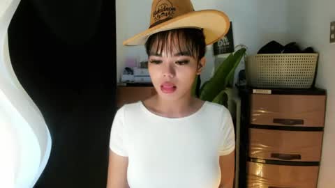 Snapshot of mia_lover9 chatting on 07-20-26, 01:35 M I A online show from 07-20-26, 01:35