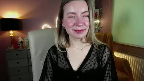 Snapshot of mia_luxx92 chatting on 03-06-25, 11:47 Mia online show from 03-06-25, 11:47