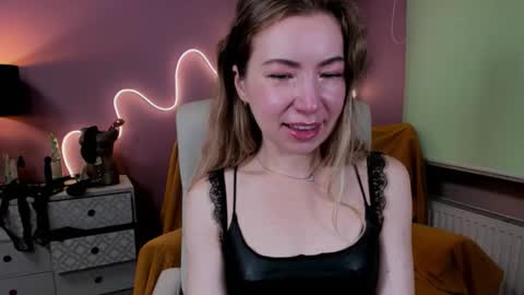 Snapshot of mia_luxx92 chatting on 09-19-25, 06:37 Mia online show from 09-19-25, 06:37
