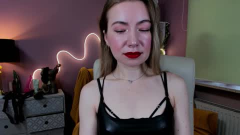 Snapshot of mia_luxx92 chatting on 09-25-25, 07:01 Mia online show from 09-25-25, 07:01