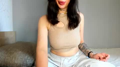 Snapshot of mia_meeeow chatting on 06-17-26, 08:50 Mia online show from 06-17-26, 08:50