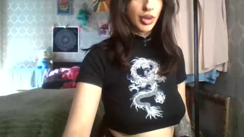 Snapshot of mia_meeeow chatting on 06-24-26, 12:04 Mia online show from 06-24-26, 12:04