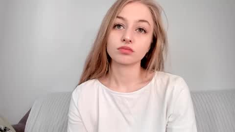 Snapshot of mia_meows chatting on 04-27-26, 07:06 Mia here Appreciate your support online show from 04-27-26, 07:06