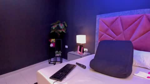 Snapshot of mia_milff chatting on 04-19-26, 06:32 MIA online show from 04-19-26, 06:32