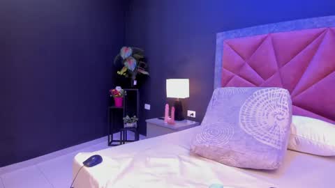 Snapshot of mia_milff chatting on 04-22-26, 07:04 MIA online show from 04-22-26, 07:04