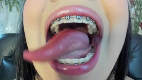 Mia Roux online show from 11-30-25, 05:22