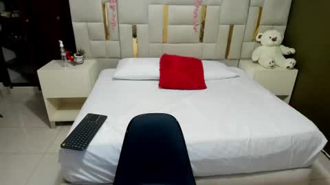 MIA HOT online show from 04-25-26, 01:41