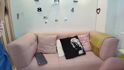 Mia online show from 03-08-25, 08:14