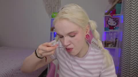 Mia online show from 04-12-26, 03:22