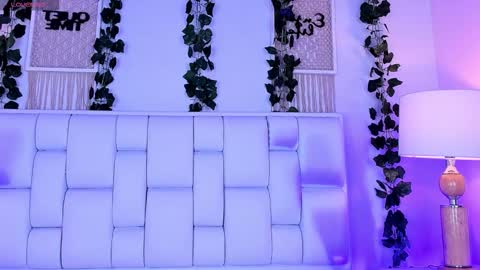 Mia online show from 03-24-26, 12:43