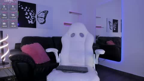 Mia online show from 04-14-26, 09:43