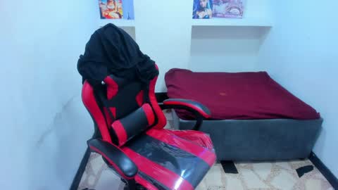 Snapshot of miaa_scott chatting on 05-19-26, 06:36 online show from 05-19-26, 06:36