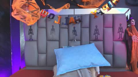 Mia online show from 10-24-25, 12:01