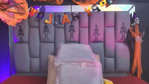 Mia online show from 10-30-25, 12:28