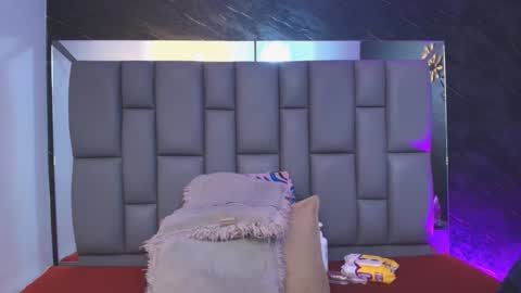 Mia online show from 11-21-25, 12:04