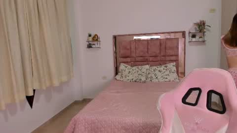 Snapshot of miaacute2 chatting on 07-19-26, 11:52 Mia online show from 07-19-26, 11:52